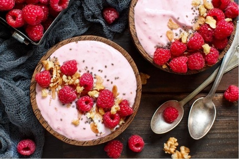Smoothiebowl met frambozen peer en rode biet Gezond recept smoothie bowl met frambozen peer en rode biet - gezond en makkelijk ontbijt