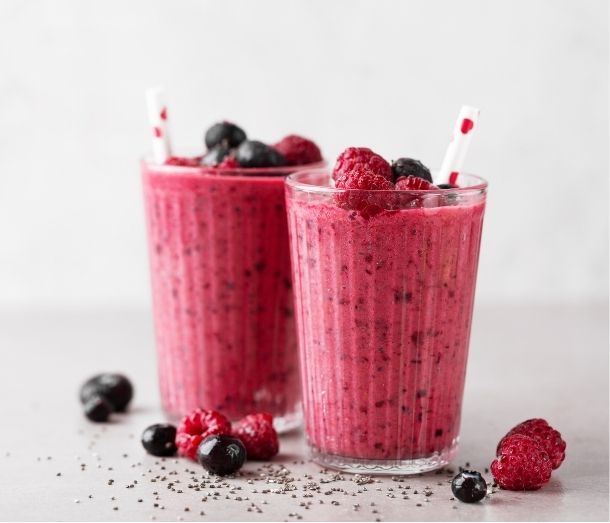 Smoothie met rood fruit, kaneel en vanille Gezonde start met een gezond ontbijt smoothie met rood fruit kaneel en vanille