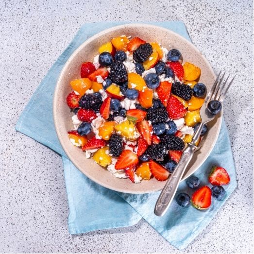 Fruitsalade met huttenkase Recept gezond ontbijt fruitsalade met huttenkase