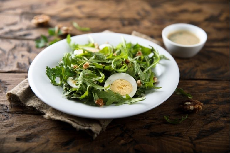 Salade met ei en walnoten Lekkere en gezonde lunch salade met ei en walnoot